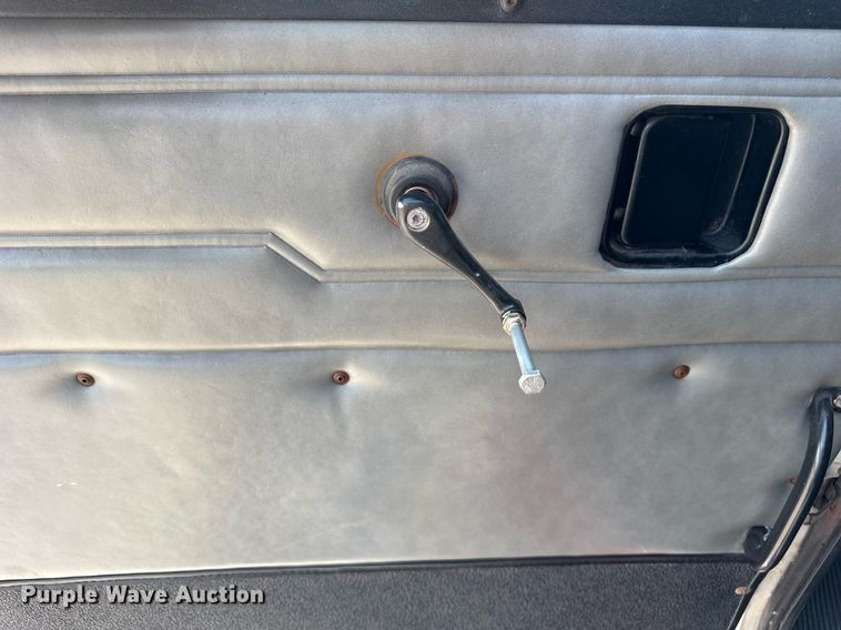 image for item DI9412 2000 Peterbilt 330 dump truck