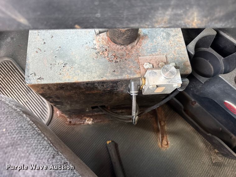 image for item DI9412 2000 Peterbilt 330 dump truck