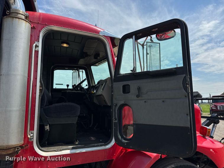 image for item DI9412 2000 Peterbilt 330 dump truck