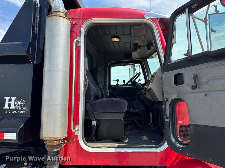 image for item DI9412 2000 Peterbilt 330 dump truck