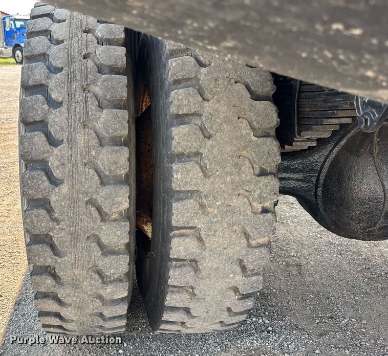 image for item DI9412 2000 Peterbilt 330 dump truck