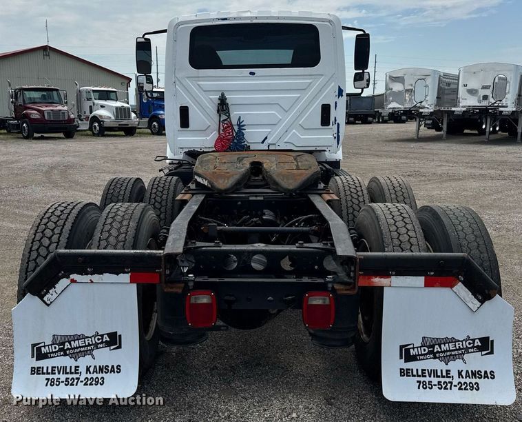 image for item DI9433 2006 International 7400 semi truck