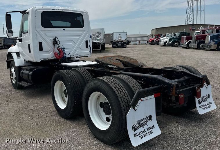 image for item DI9433 2006 International 7400 semi truck