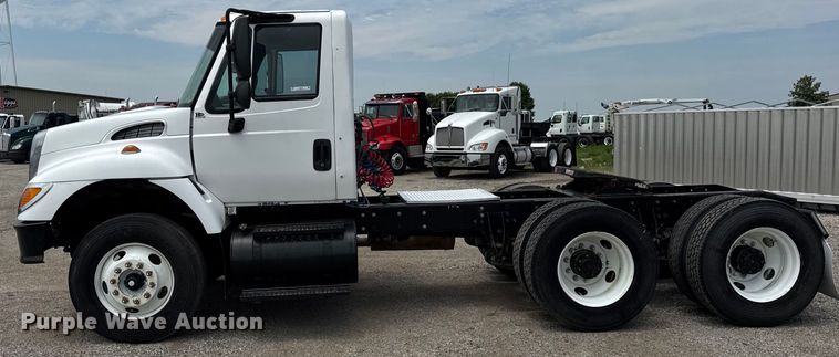 image for item DI9433 2006 International 7400 semi truck