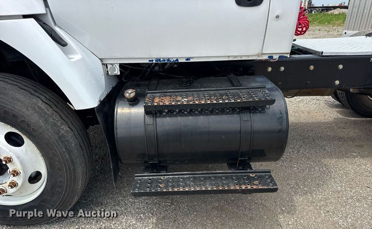 image for item DI9433 2006 International 7400 semi truck