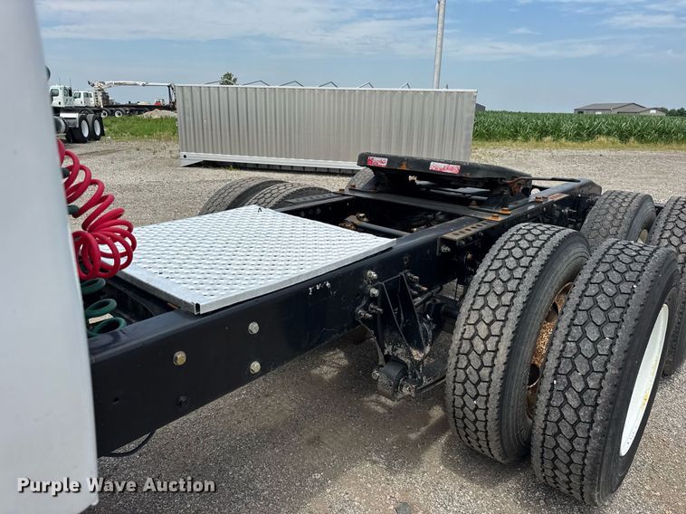 image for item DI9433 2006 International 7400 semi truck