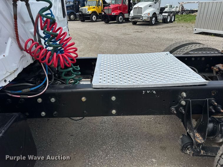 image for item DI9433 2006 International 7400 semi truck