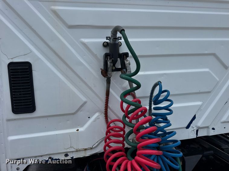 image for item DI9433 2006 International 7400 semi truck