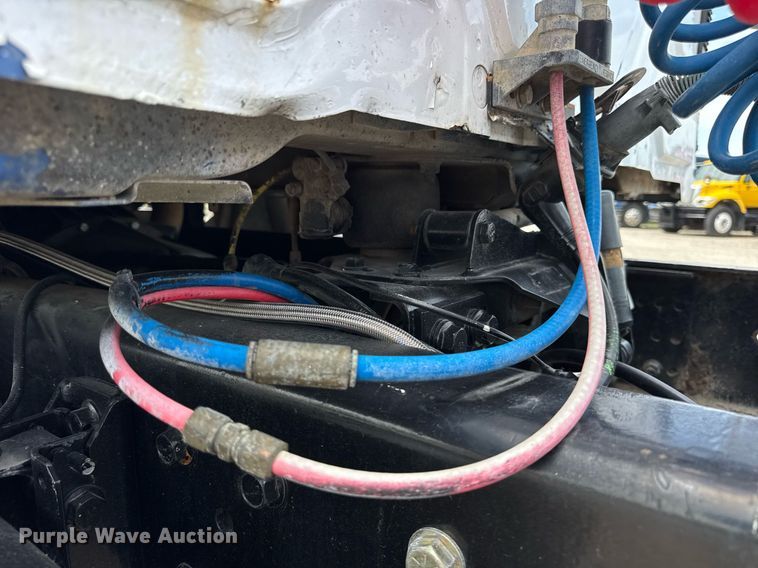 image for item DI9433 2006 International 7400 semi truck