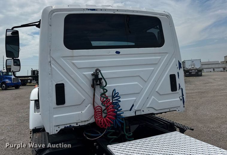 image for item DI9433 2006 International 7400 semi truck