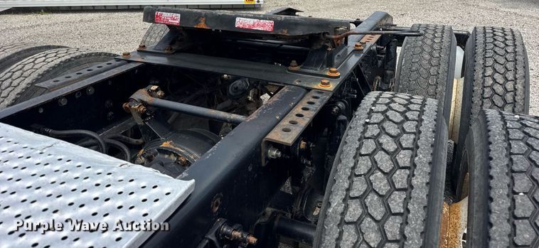 image for item DI9433 2006 International 7400 semi truck