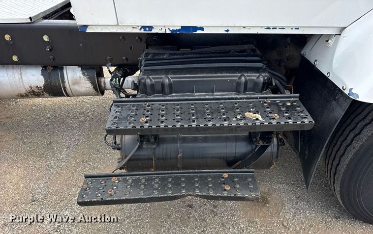 image for item DI9433 2006 International 7400 semi truck