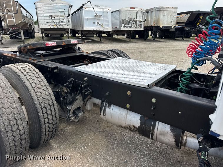 image for item DI9433 2006 International 7400 semi truck