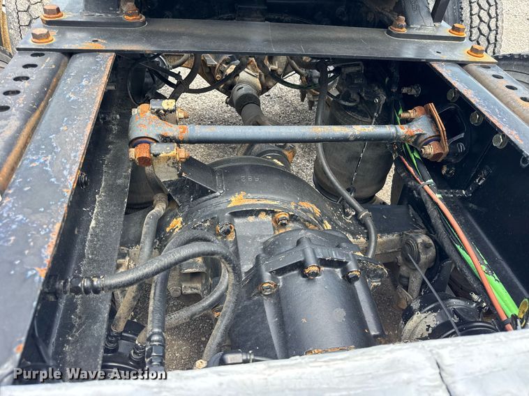 image for item DI9433 2006 International 7400 semi truck