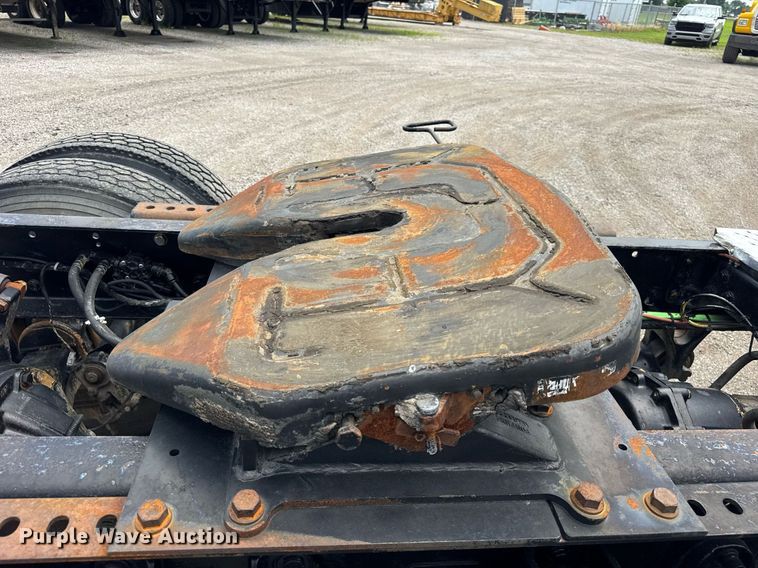 image for item DI9433 2006 International 7400 semi truck