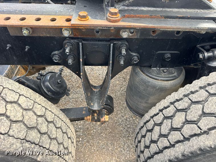 image for item DI9433 2006 International 7400 semi truck