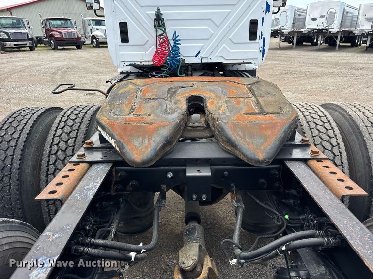 image for item DI9433 2006 International 7400 semi truck