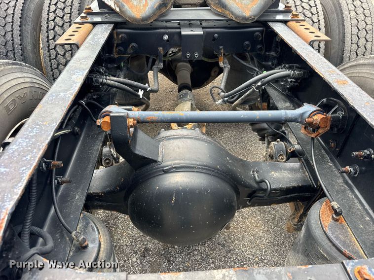 image for item DI9433 2006 International 7400 semi truck