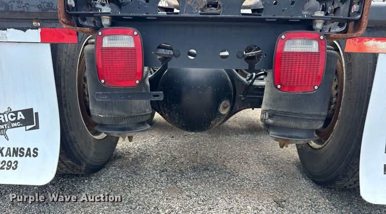 image for item DI9433 2006 International 7400 semi truck