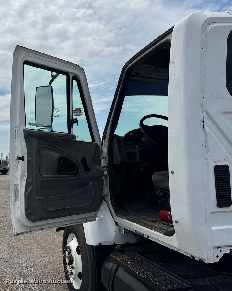 image for item DI9433 2006 International 7400 semi truck