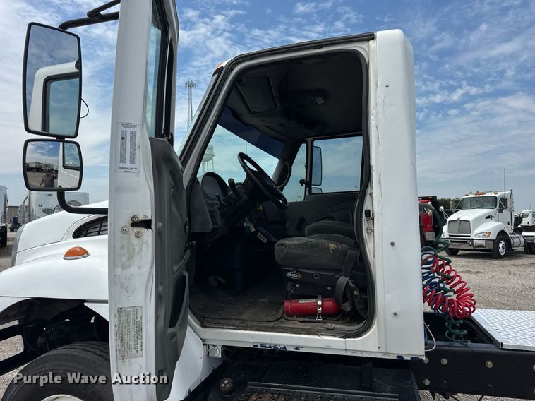 image for item DI9433 2006 International 7400 semi truck