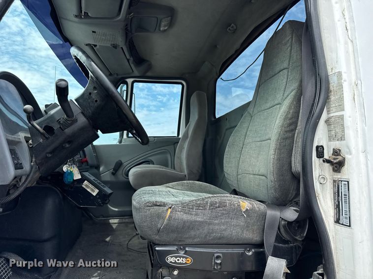 image for item DI9433 2006 International 7400 semi truck