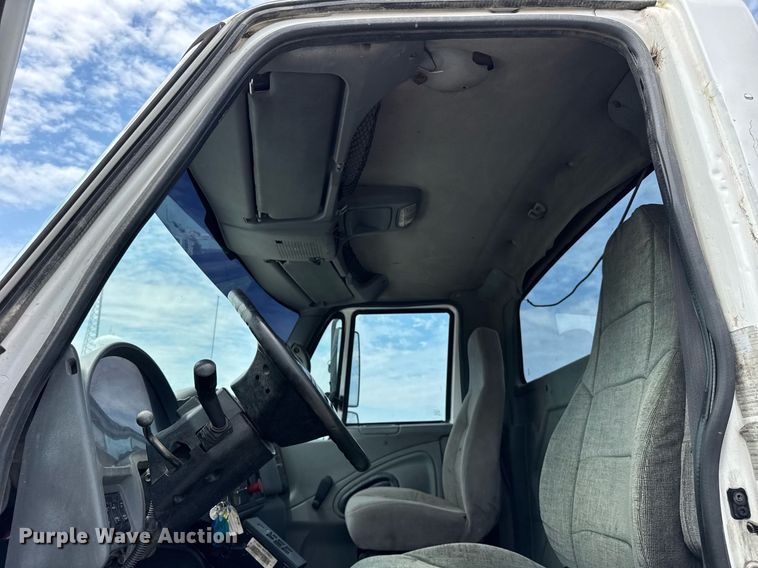 image for item DI9433 2006 International 7400 semi truck