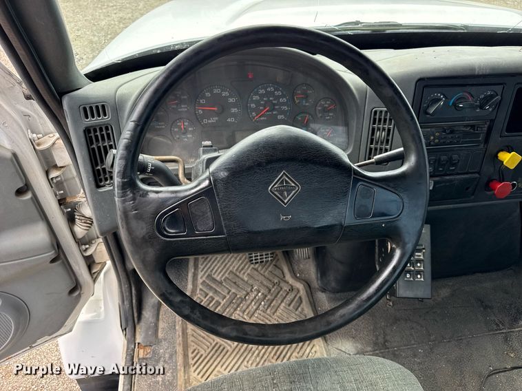 image for item DI9433 2006 International 7400 semi truck