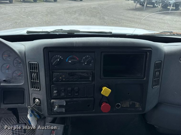 image for item DI9433 2006 International 7400 semi truck