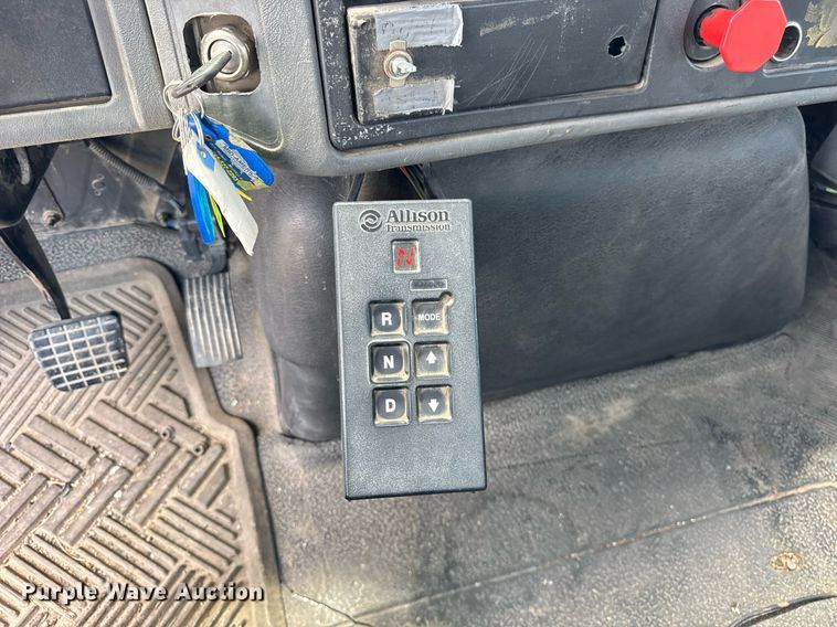 image for item DI9433 2006 International 7400 semi truck