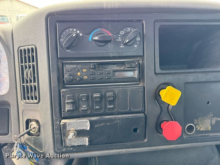 image for item DI9433 2006 International 7400 semi truck