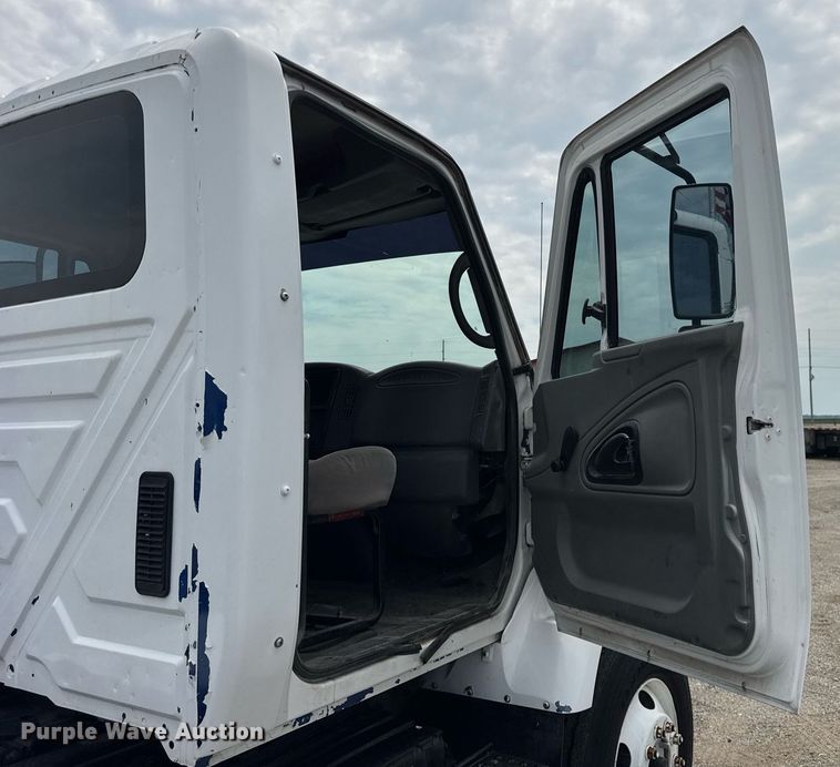 image for item DI9433 2006 International 7400 semi truck