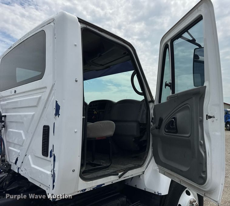 image for item DI9433 2006 International 7400 semi truck