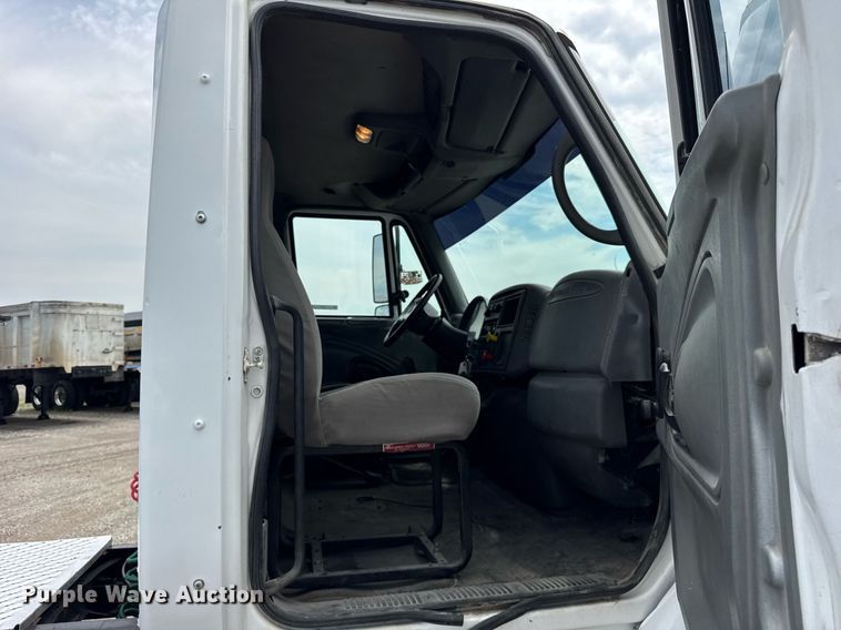 image for item DI9433 2006 International 7400 semi truck