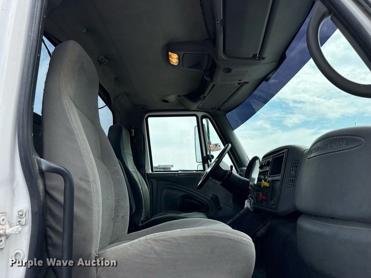 image for item DI9433 2006 International 7400 semi truck