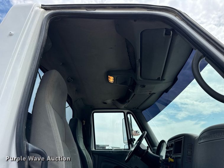 image for item DI9433 2006 International 7400 semi truck