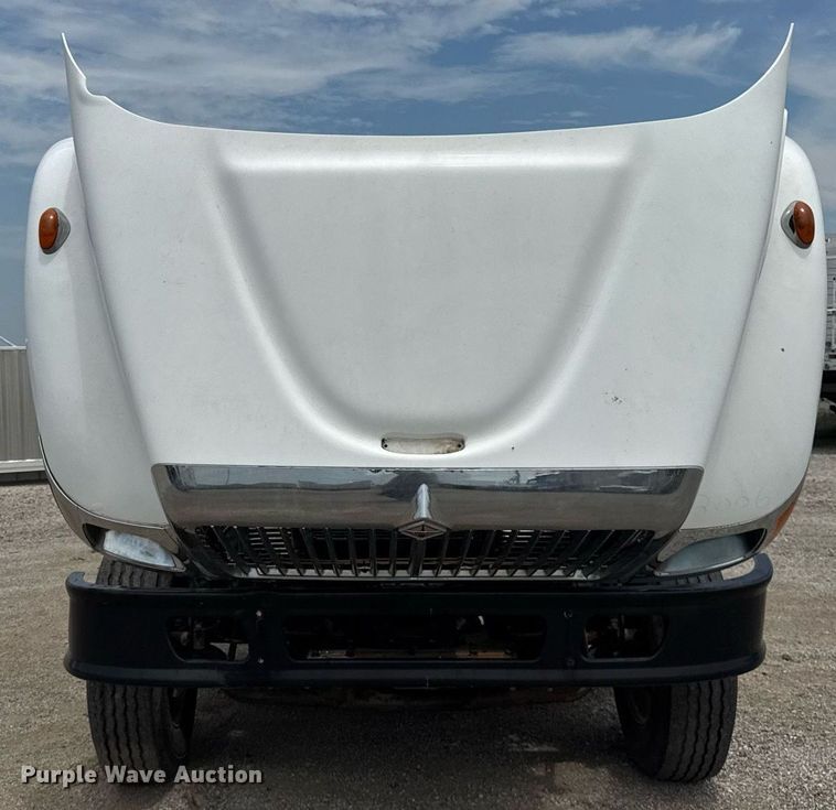 image for item DI9433 2006 International 7400 semi truck