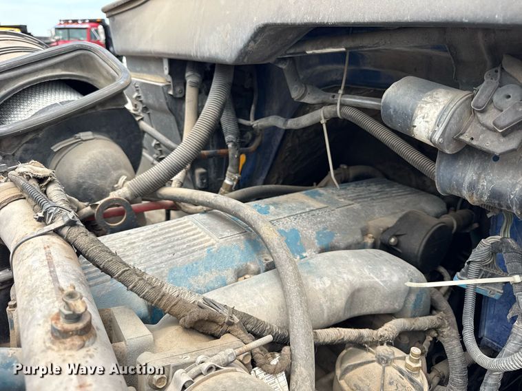 image for item DI9433 2006 International 7400 semi truck