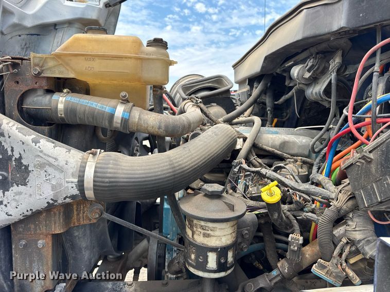 image for item DI9433 2006 International 7400 semi truck