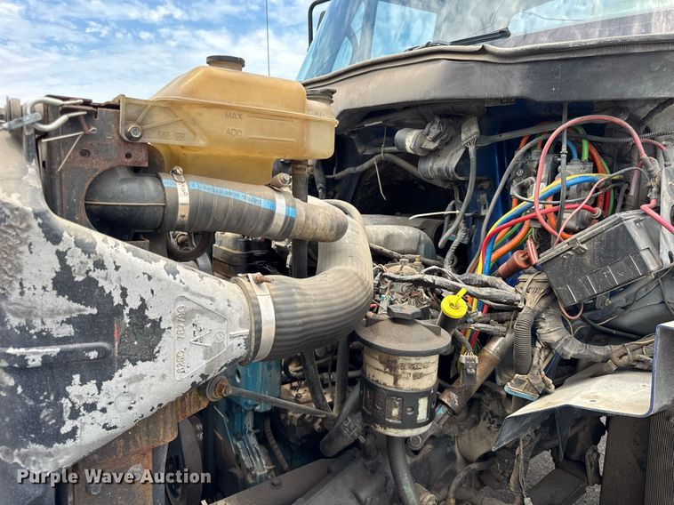 image for item DI9433 2006 International 7400 semi truck