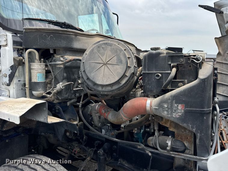 image for item DI9433 2006 International 7400 semi truck