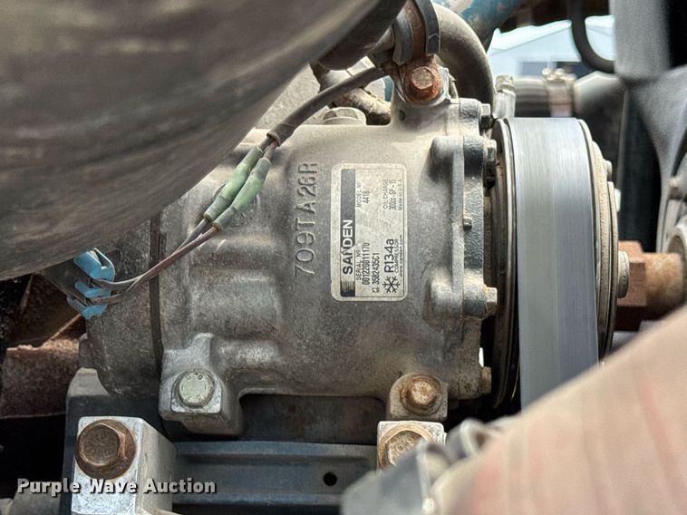 image for item DI9433 2006 International 7400 semi truck