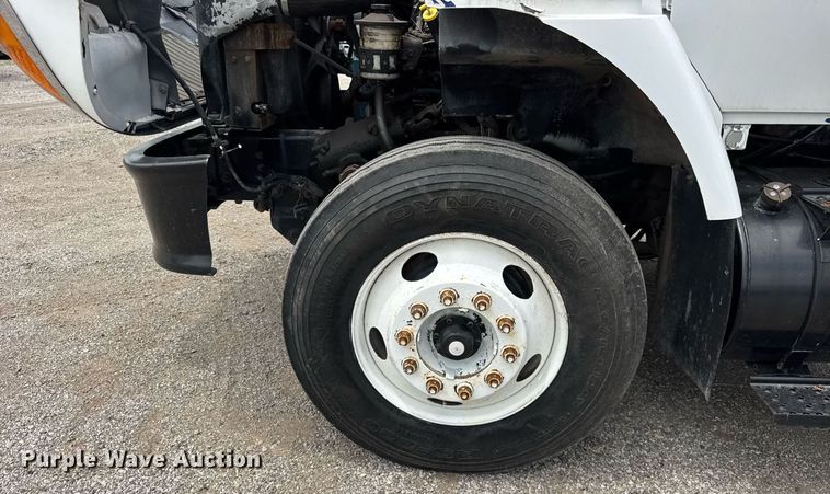 image for item DI9433 2006 International 7400 semi truck