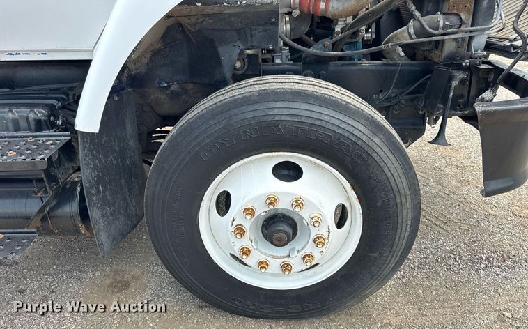 image for item DI9433 2006 International 7400 semi truck