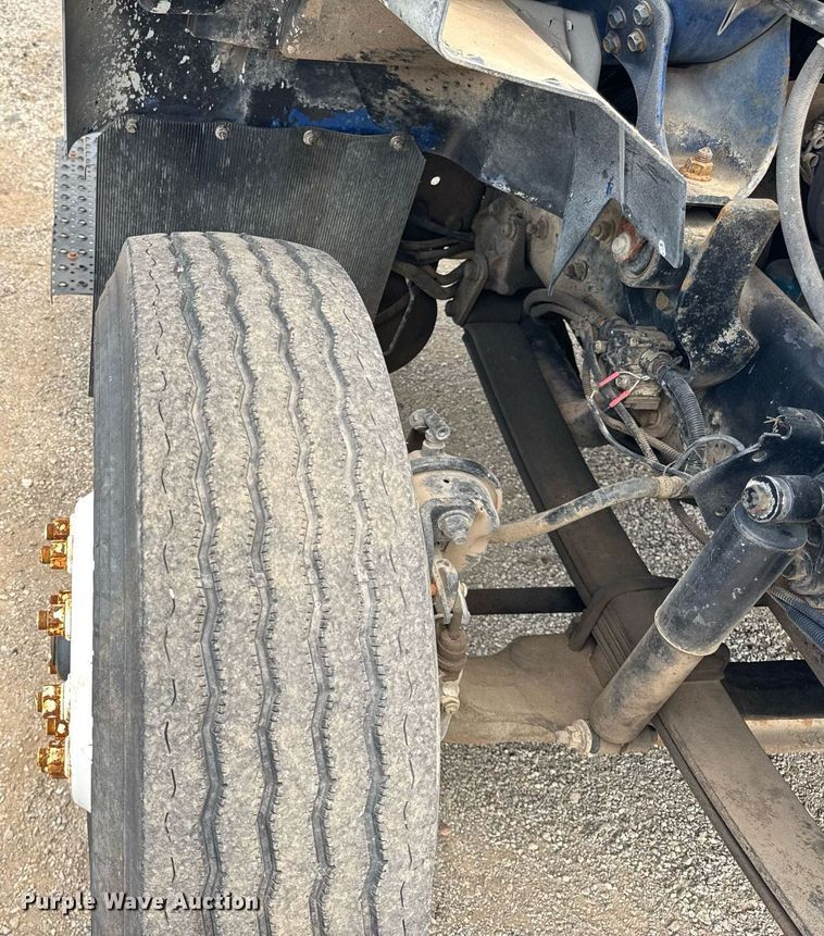 image for item DI9433 2006 International 7400 semi truck