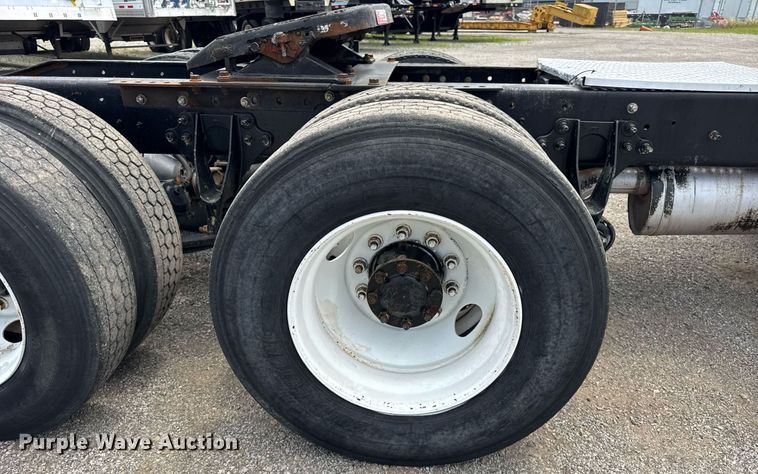 image for item DI9433 2006 International 7400 semi truck