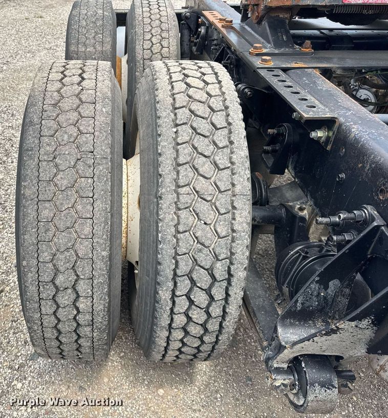 image for item DI9433 2006 International 7400 semi truck