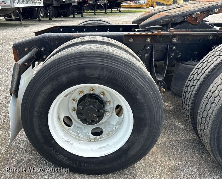 image for item DI9433 2006 International 7400 semi truck