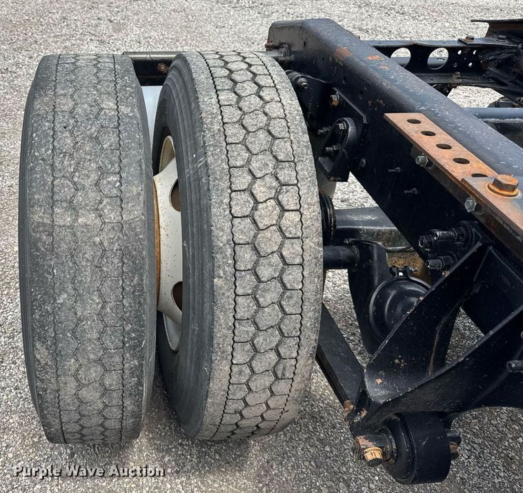 image for item DI9433 2006 International 7400 semi truck