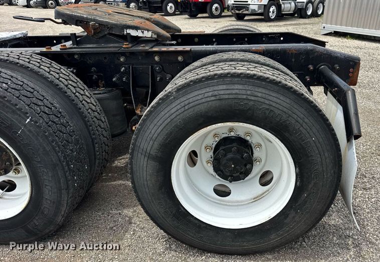 image for item DI9433 2006 International 7400 semi truck